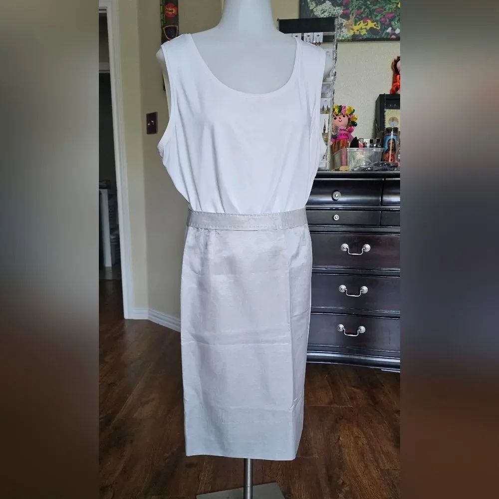 Carolina Herrera Elegant Tan Pencil Skirt